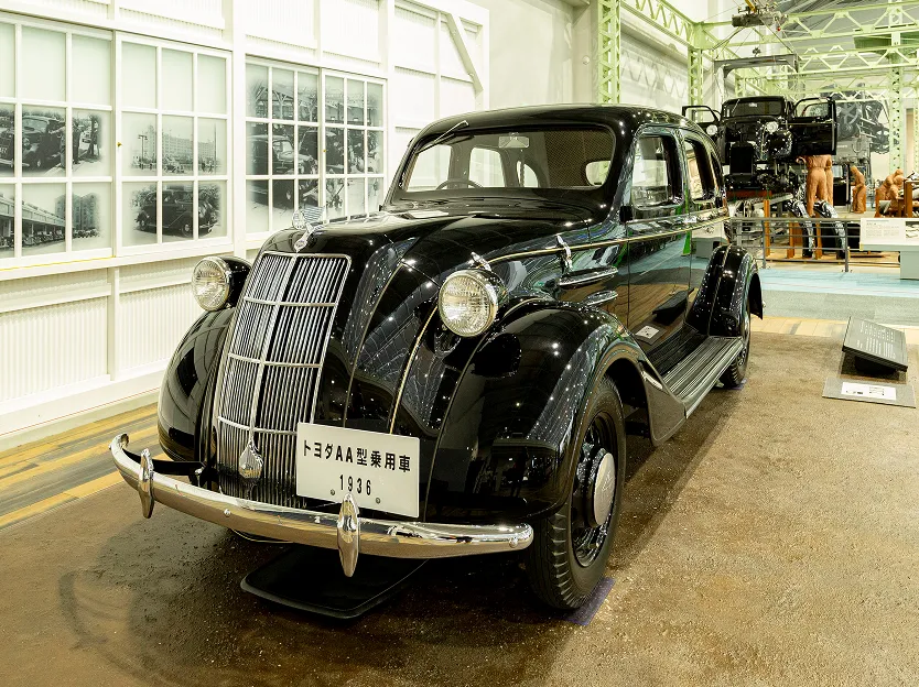 博物館に展示された1936年製の黒いトヨダAA型乗用車