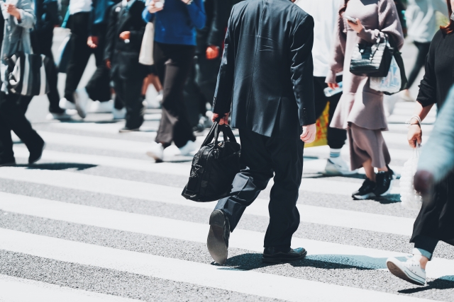 期待してた人が辞める_退職して会社を去る会社員のイメージ